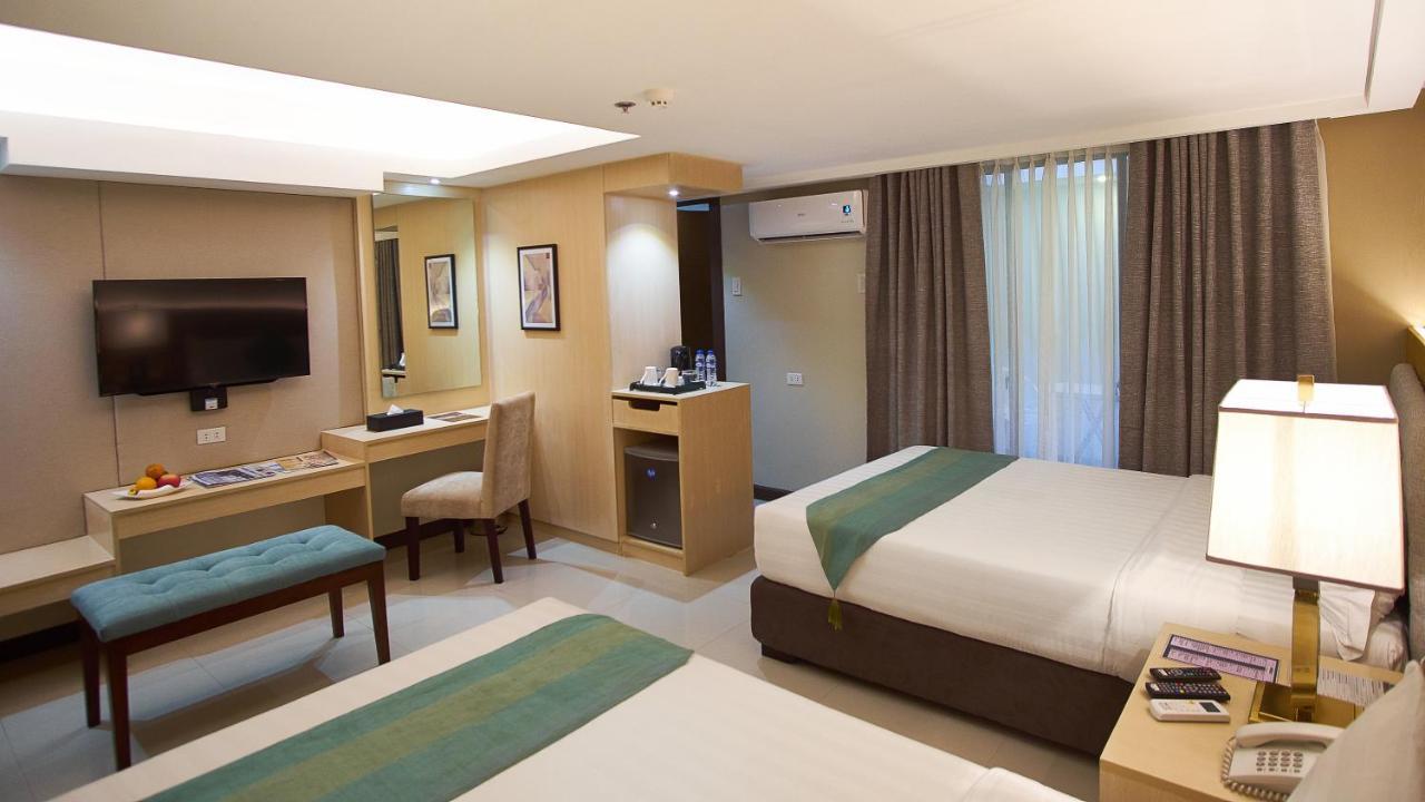 J7 Hotel Илоило Экстерьер фото