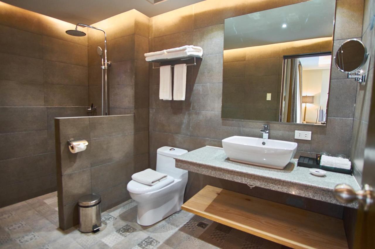 J7 Hotel Илоило Экстерьер фото