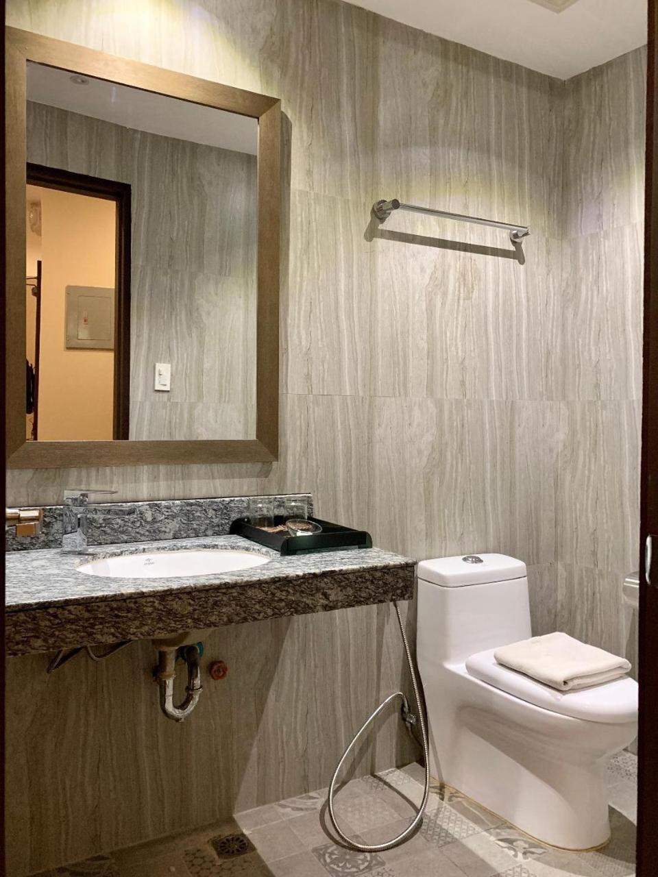 J7 Hotel Илоило Экстерьер фото